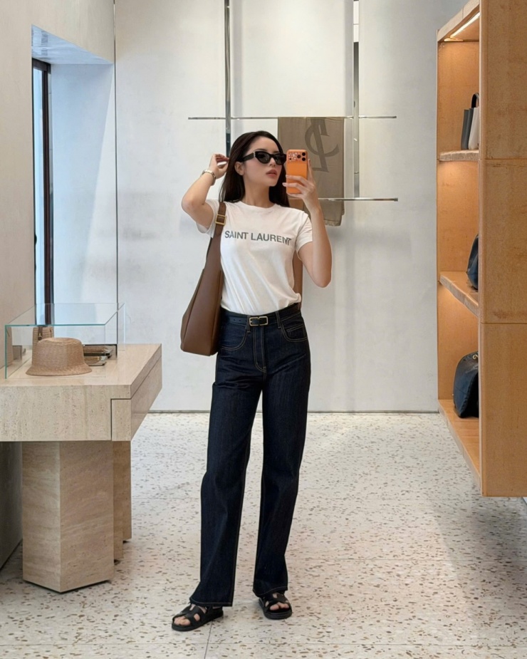 Hoa hậu Kỳ Duyên check-in mua sắm trong cửa hàng Saint Laurent. Cô khoe chiếc áo và túi xách mới tậu từ hãng.
