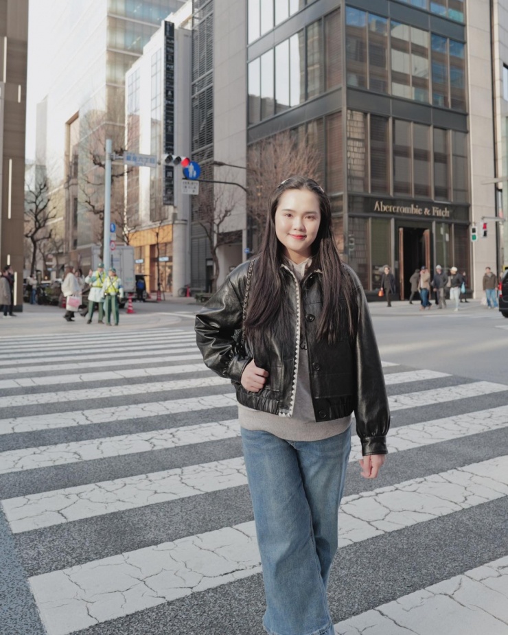 Cô khoe chiếc áo da 8 triệu đồng được sắm trong chuyến đi này. Quỳnh Anh còn tậu nhiều mẫu sơ mi, chân váy... có giá 4-5 triệu đồng mỗi món. Bên cạnh đó, người đẹp sinh năm 1996 chi hàng chục triệu đồng để mua túi xách Hàn Quốc tặng các nhân viên dịp Tết.