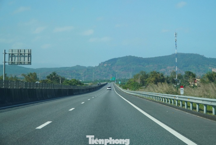 Tuyến đường cao tốc Đà Nẵng - Quảng Ngãi﻿ ngày cuối năm khá im ắng. Ở chiều từ Nam ra Bắc, chủ yếu là xe cá nhân lưu thông, nhưng cũng rất ít. Ảnh: Thanh Hiền.