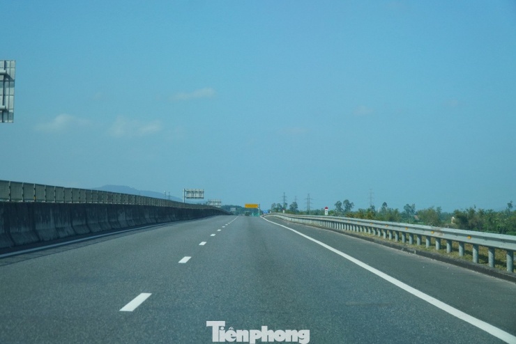 Nhiều thời điểm tuyến đường vắng hoe. Anh Nguyễn Phúc Hạnh (phường Sơn Trà, thành phố Đà Nẵng﻿) cho hay anh đi từ đầu tuyến và khá bất ngờ khi thấy xe cộ﻿ vắng vẻ. Cao tốc Đà Nẵng - Quảng Ngãi dài gần 140 km, đi qua địa phận tỉnh Quảng Ngãi và thành phố Đà Nẵng, kết nối với cao tốc Túy Loan - La Sơn - Cam Lộ, ra tới Quảng Trị.