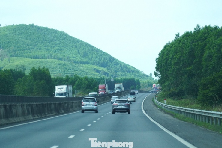 Theo Trung tâm Khai thác vận hành đường cao tốc Đà Nẵng - Quảng Ngãi, từ sau 20 tháng Chạp, lưu lượng xe qua cao tốc bắt đầu tăng cao. Đặc biệt các ngày 23-27 tháng Chạp, lượng xe đông đúc ở cả hai chiều.