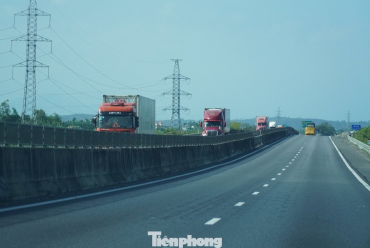 Ở chiều Bắc - Nam đa phần là các loại xe tải chở hàng, chạy chuyến cuối cùng trong năm.