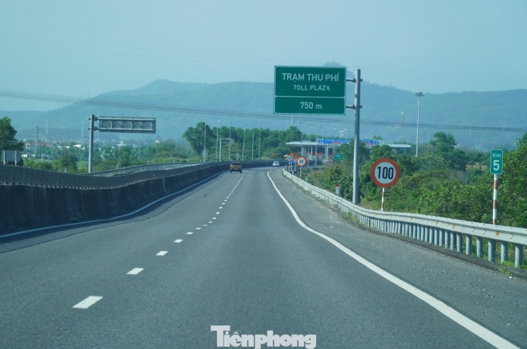 "Mấy năm trước có lần tôi mắc kẹt ở lối ra cao tốc này vì xe cộ quá đông nên khi bắt đầu đi tôi cũng khá lo lắng. Không ngờ lần này đường vắng vẻ, chạy bon bon từ đầu tới cuối tuyến. Từ khi có tuyến cao tốc này mỗi lần về quê tôi đều đi, không đi quốc lộ nữa vì mất thời gian, xe cộ lại đông đúc", anh Nguyễn Hồng Nam (quê Quảng Trị) chia sẻ.