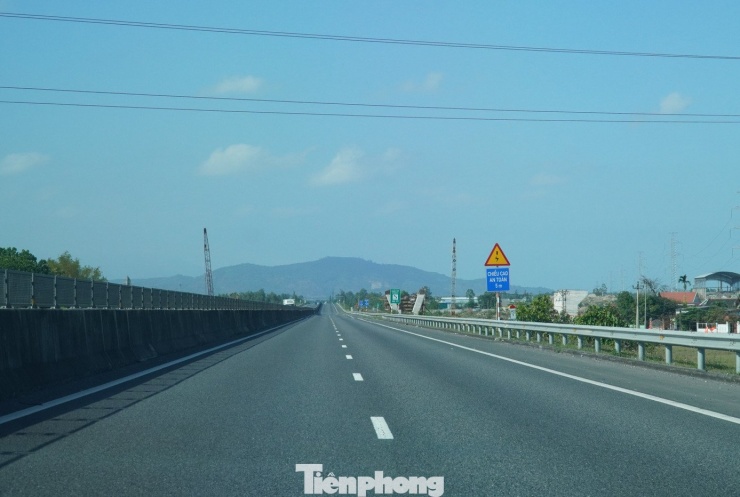 Cao tốc Đà Nẵng - Quảng Ngãi thênh thang, thưa thớt xe cộ trong ngày cận Tết.