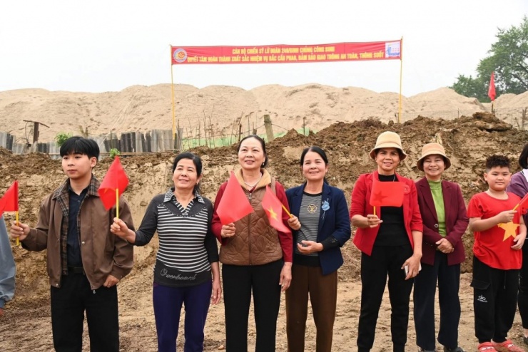 Đại tướng Nguyễn Tân Cương khẳng định, cầu phao Đoan Hùng là công trình có ý nghĩa đặc biệt, không chỉ về mặt giao thông mà còn thể hiện rõ trách nhiệm chính trị, tình cảm gắn bó máu thịt giữa Quân đội với nhân dân.