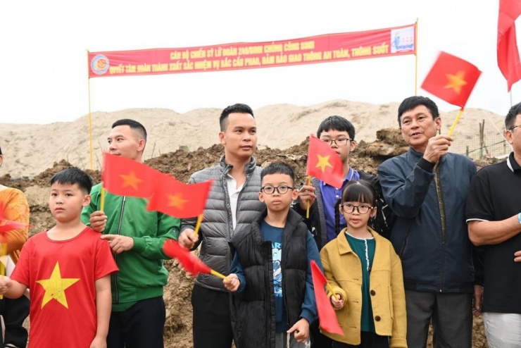 Trong không khí rộn ràng của ngày 29 Tết, thời khắc thông xe cầu phao trở thành dấu mốc đặc biệt với cán bộ, chiến sĩ và nhân dân địa phương.