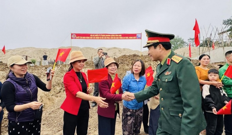 Giữa dòng sông Lô lịch sử những ngày giáp Tết, cầu phao Đoan Hùng không chỉ là giải pháp kỹ thuật mang tính cấp bách, mà còn là biểu tượng sinh động của tinh thần “từ nhân dân mà ra, vì nhân dân mà phục vụ” của Quân đội nhân dân Việt Nam.