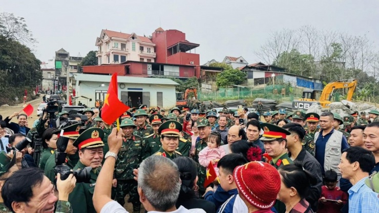Nhịp cầu nối đôi bờ hôm nay cũng chính là nhịp cầu của niềm tin, của sự gắn bó bền chặt quân – dân trong thời bình, góp phần làm nên một mùa xuân Bính Ngọ 2026 ấm áp, nghĩa tình trên quê hương Đất Tổ.