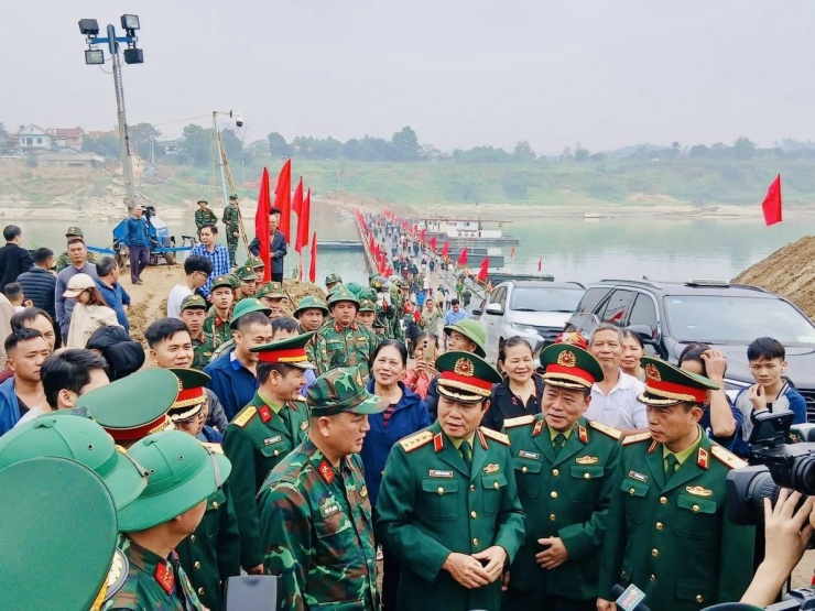 Nhân dân phấn khởi chờ đón giây phút quan trọng trong buổi lễ.