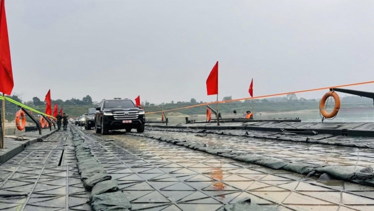 Thay mặt Quân ủy Trung ương, Bộ Quốc phòng, Đại tướng Nguyễn Tân Cương nhiệt liệt biểu dương tinh thần trách nhiệm, sự tận tụy và những đóng góp to lớn của toàn thể cán bộ, chiến sĩ, các lực lượng tham gia thực hiện nhiệm vụ bắc cầu phao.