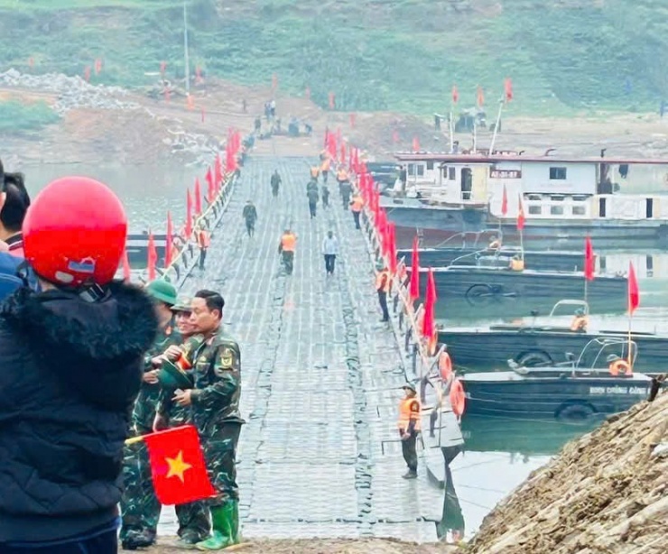 Cầu phao được lắp đặt cách cầu sông Lô đang hư hỏng nặng khoảng 500m.