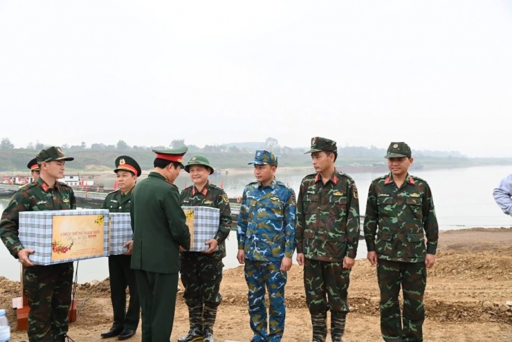 Đại tướng Nguyễn Tân Cương trao quà tặng đại diện các lực lượng tham gia bắc cầu phao Đoan Hùng.