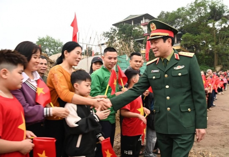 Đại tướng Nguyễn Tân Cương gặp gỡ nhân phương đến dự buổi lễ.