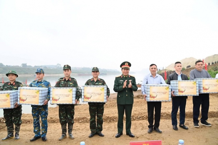 Thừa uỷ quyền của Thủ tướng Chính phủ, Đại tướng Nguyễn Tân Cương trao quà của Thủ tướng tặng các lực lượng tham gia bắc cầu phao. Đồng chí Phạm Đại Dương, Bí thư Tỉnh ủy Phú Thọ cũng trao quà của Tỉnh ủy, UBND tỉnh đối với các lực lượng.