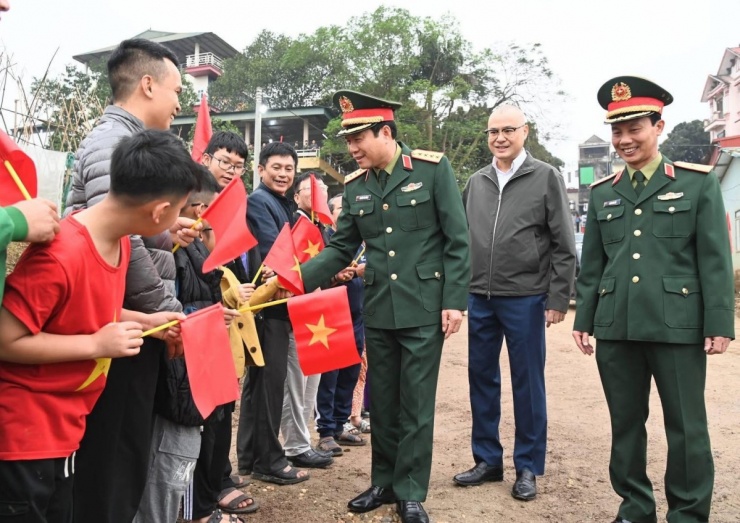 Việc bắc cầu phao để phục vụ nhu cầu đi lại của người dân khi cầu sông Lô hư hỏng nặng, đã được hoàn thành trước 29 tết Bính Ngọ.