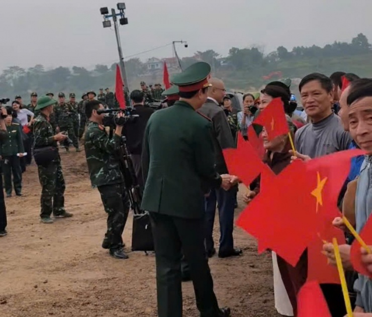 Cầu phao Đoan Hùng được triển khai theo chỉ đạo của Thủ tướng Chính phủ trong bối cảnh thời gian gấp, khối lượng công việc lớn, yêu cầu kỹ thuật cao và phải bảo đảm an toàn tuyệt đối. Lực lượng Binh chủng Công binh giữ vai trò nòng cốt, phối hợp chặt chẽ với các đơn vị thuộc Quân khu 2, Quân chủng Phòng không-Không quân, cùng cấp ủy, chính quyền, nhân dân tỉnh Phú Thọ và lực lượng tại chỗ.