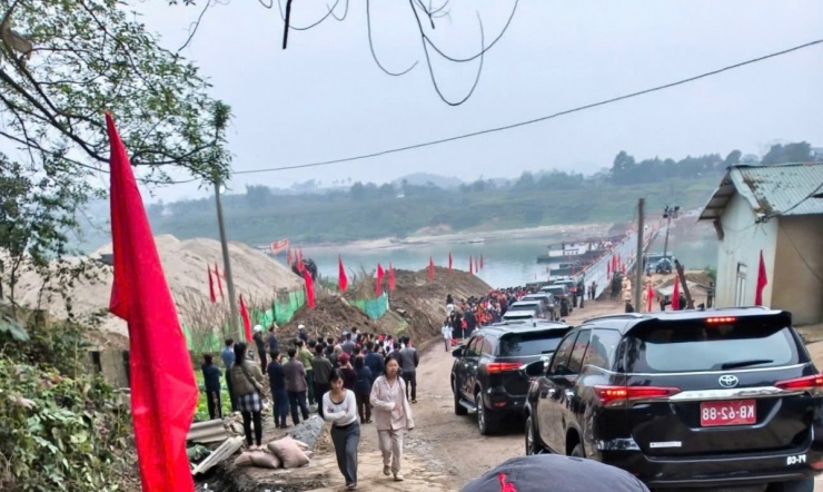 Ngoài ra, Sư đoàn 316 Quân khu 2 tăng cường 100 bộ đội cùng hàng chục đầu phương tiện của người dân phục vụ san gạt, vận chuyển đất đá hai bên đầu bến.