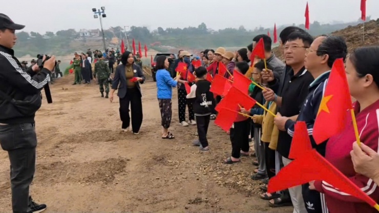 Lữ đoàn 249 Công binh huy động hơn 150 cán bộ chiến sĩ cùng 60 đầu phương tiện tham gia bắc cầu phao.