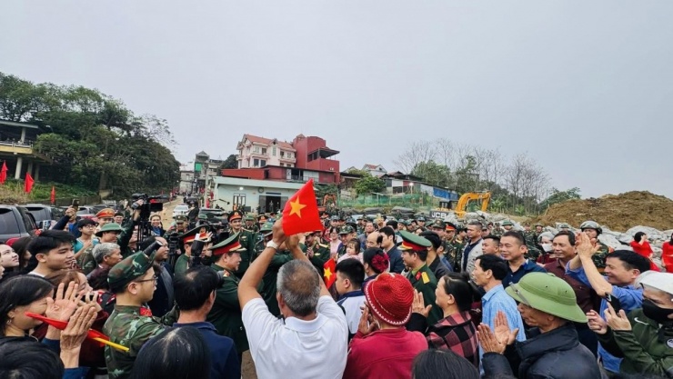 Cầu dài 229m, gồm 32 đốt khơi và hai đốt mố.