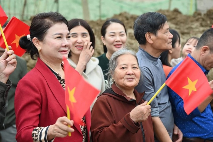 Cầu sông Lô (cũ) khởi công xây dựng tháng 8/2010 và khánh thành tháng 3/2015, chiều dài gần 518m, tải trọng 30 tấn. Sau 10 năm sử dụng, một số trụ cầu trơ lõi thép, hư hỏng nghiêm trọng và có nguy cơ gây mất an toàn.