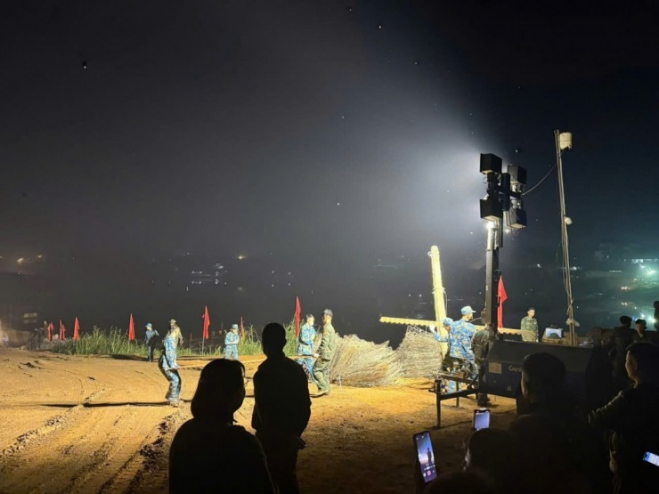 Đồng chí yêu cầu trong thời gian tới, các đơn vị tiếp tục tổ chức vận hành cầu chặt chẽ, bảo đảm an toàn tuyệt đối cho người và phương tiện; đồng thời theo dõi, kịp thời xử lý các tình huống phát sinh, góp phần duy trì giao thông ổn định trên địa bàn cho đến khi công trình cầu mới được triển khai hoàn thiện.