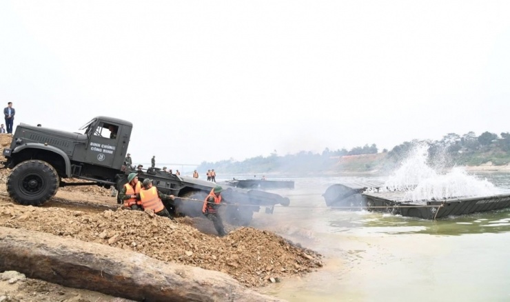 Theo đánh giá của lãnh đạo địa phương, việc hoàn thành cầu phao đúng dịp 29 Tết có ý nghĩa hết sức thiết thực. Trong những ngày cuối năm, nhu cầu đi lại, vận chuyển hàng hóa, thăm hỏi, chúc Tết của người dân tăng cao; việc thông xe cầu phao giúp bảo đảm giao thông thông suốt, an toàn, góp phần ổn định đời sống, tạo điều kiện để nhân dân vui Xuân, đón Tết trọn vẹn.