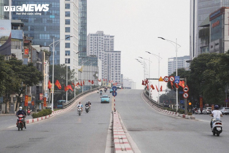 Sáng 16/2 (tức 29 tháng Chạp năm Ất Tỵ), giao thông trên nhiều tuyến phố trung tâm Hà Nội trở nên thông thoáng, khác hẳn sự đông đúc của những ngày cận Tết.