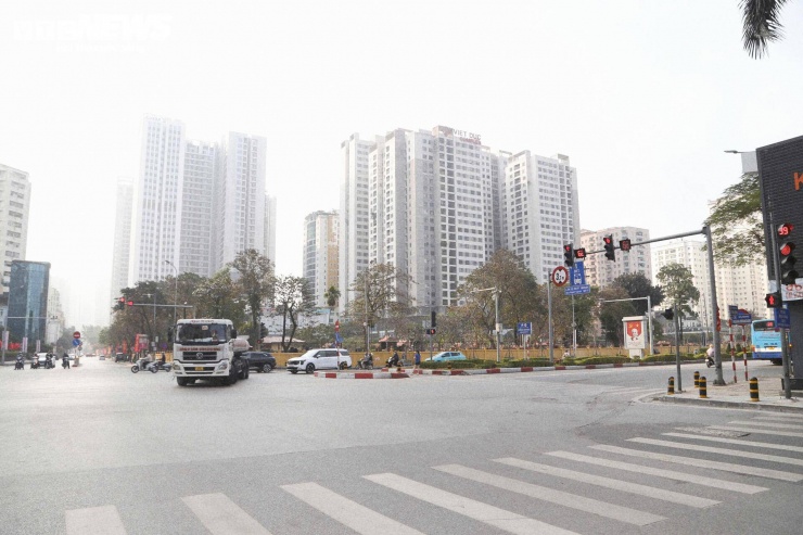 Trên các trục đường vốn thường xuyên đông phương tiện như Liễu Giai, Kim Mã, Trần Duy Hưng, Nguyễn Chí Thanh, Lê Văn Lương, Láng Hạ, Nguyễn Trãi, Huỳnh Thúc Kháng,.. lượng xe lưu thông giảm rõ rệt trong buổi sáng cuối cùng của năm.