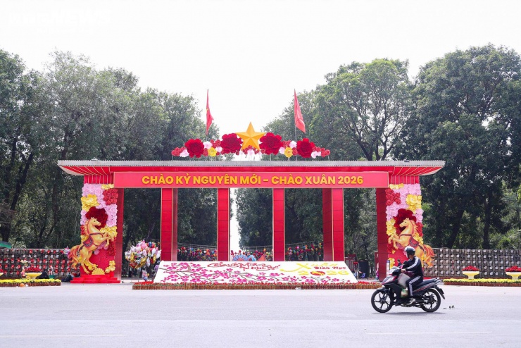 Nhịp sinh hoạt chậm lại, nhiều cửa hàng đã đóng cửa nghỉ Tết, lưu lượng phương tiện tham gia giao thông giảm đáng kể.