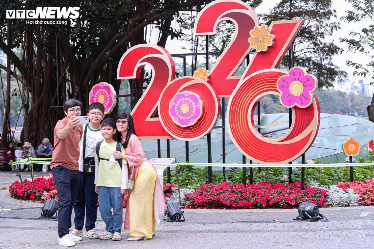 Tại khu vực Hồ Gươm, nhiều người chọn cách tản bộ, ghi lại những khoảnh khắc cuối cùng trước khi bước năm mới 2026.