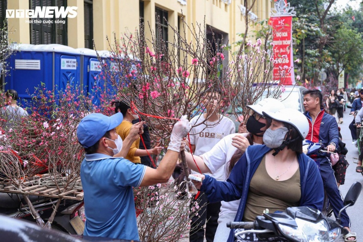 "Tôi thấy đường sá khá thoáng, đi lại thuận tiện. So với mấy ngày trước đông xe, hôm nay di chuyển dễ hơn nhiều. Không khí cũng nhẹ nhàng hơn”, chị Minh Anh, ở Hoàn Kiếm nói.
