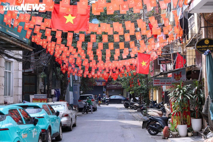 Khác với vẻ hối hả, tấp nập của những ngày thường nhật, Hà Nội những ngày giáp Tết dường như sống chậm lại một nhịp.