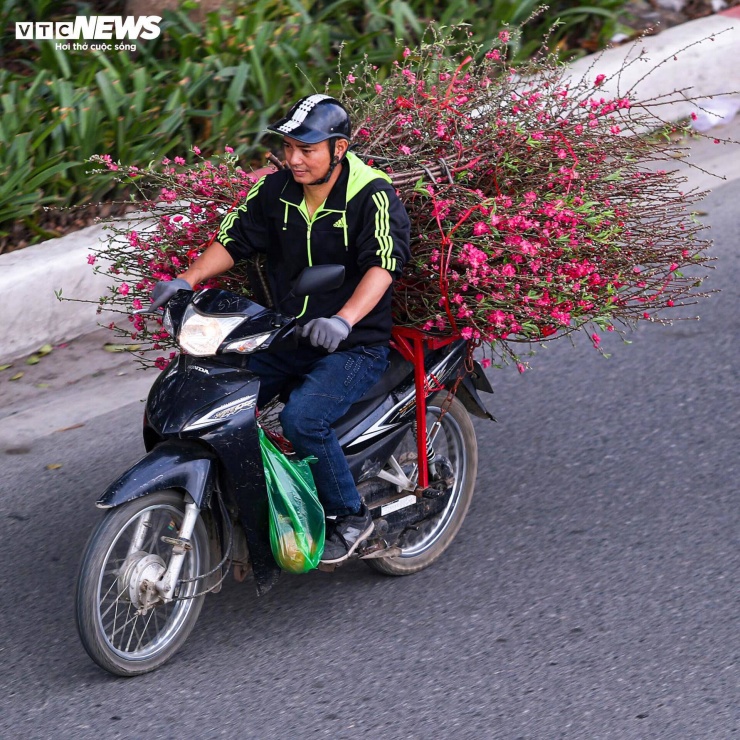 Sau những ngày cao điểm mua sắm và di chuyển trước đó, giao thông nội đô đã giảm áp lực rõ rệt. Đường phố không còn ồn ào, nhịp độ di chuyển chậm lại, người dân có thêm sự thong thả trước thời khắc chuyển giao sang năm mới.