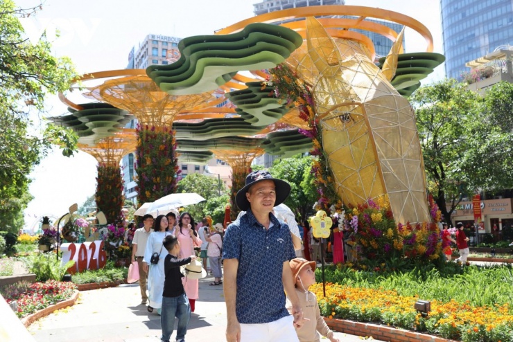 Khu vực đại cảnh "Nhất mã thong dong" với tạo hình ngựa cao 7m, tạo nên khu vực có bóng mát lớn tại Đường hoa 