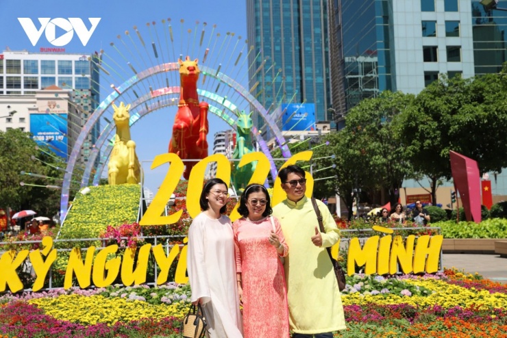 Linh vật ngựa Đường hoa Nguyễn Huệ hút khách tham quan, chụp hình - 4