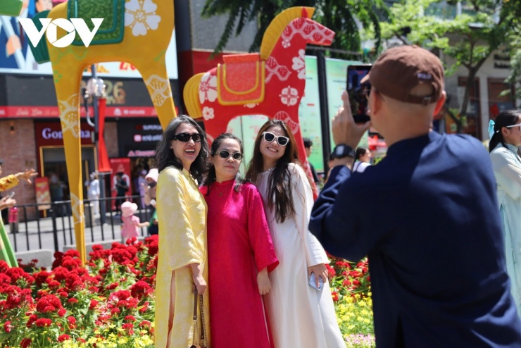 Chị Thu Hà (ở giữa) cùng những người bạn chụp hình tại Đường hoa Tết