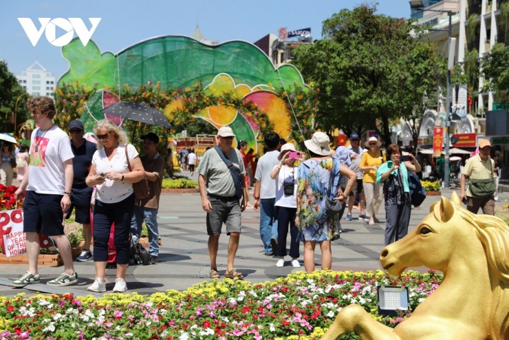 Linh vật ngựa Đường hoa Nguyễn Huệ hút khách tham quan, chụp hình - 10