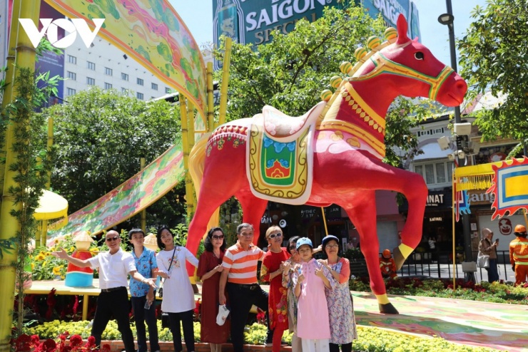 Linh vật ngựa Đường hoa Nguyễn Huệ hút khách tham quan, chụp hình - 8