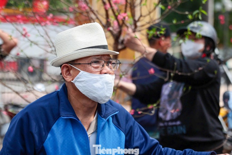 Người Hà Nội đi chợ hoa ngày cuối năm.