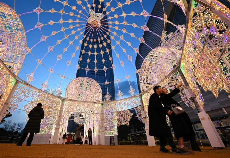 Không khí chuẩn bị đón Tết Bính Ngọ trên thế giới - 7