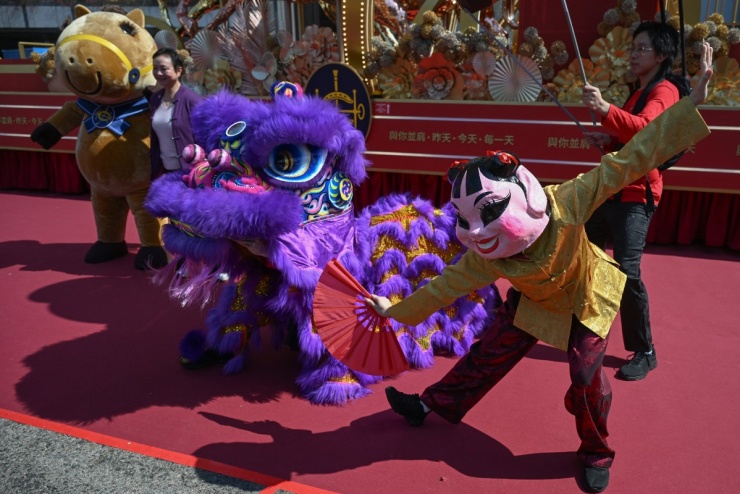 Không khí chuẩn bị đón Tết Bính Ngọ trên thế giới - 5