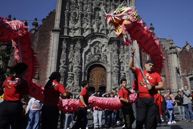 Không khí chuẩn bị đón Tết Bính Ngọ trên thế giới - 12