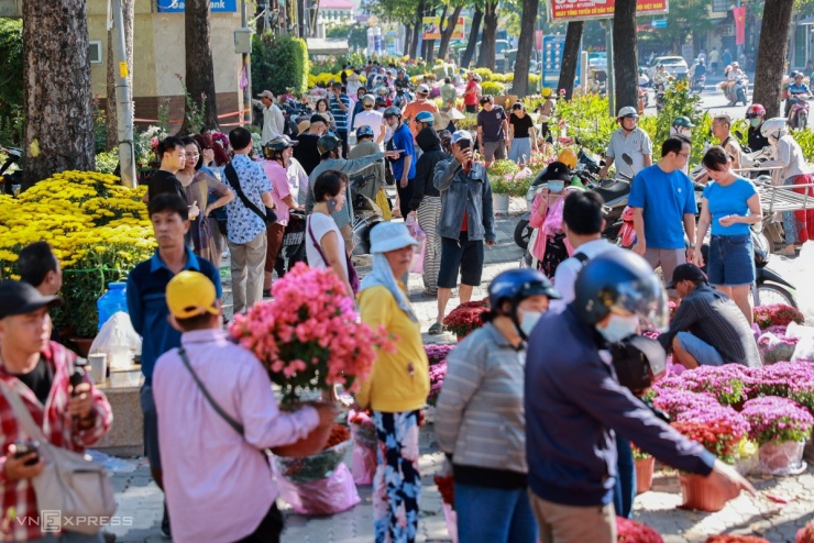 Cách đó hơn 10 km, chợ hoa tại Công viên 23 Tháng 9, nằm ở khu vực trung tâm TP HCM, cũng tấp nập người đến mua sắm. Tại đây, các chủ gian hàng đồng loạt "xả hàng", giảm giá mạnh, nhiều sản phẩm được bán rẻ hơn một nửa so với những ngày trước đó.