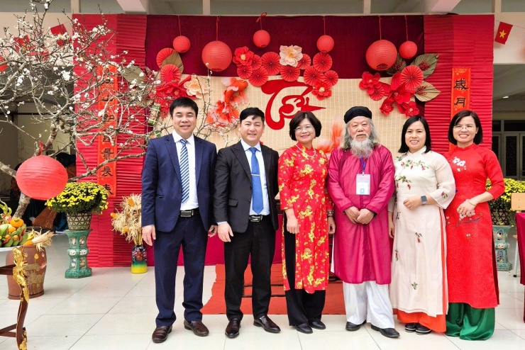 TS Bùi Văn Tuấn (thứ hai từ trái sang) trong không gian Tết 2026. Ảnh: NVCC