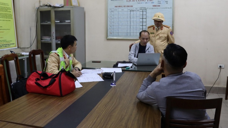 Cơ quan chức năng tiến hành làm việc với lái xe Đ.A.Q