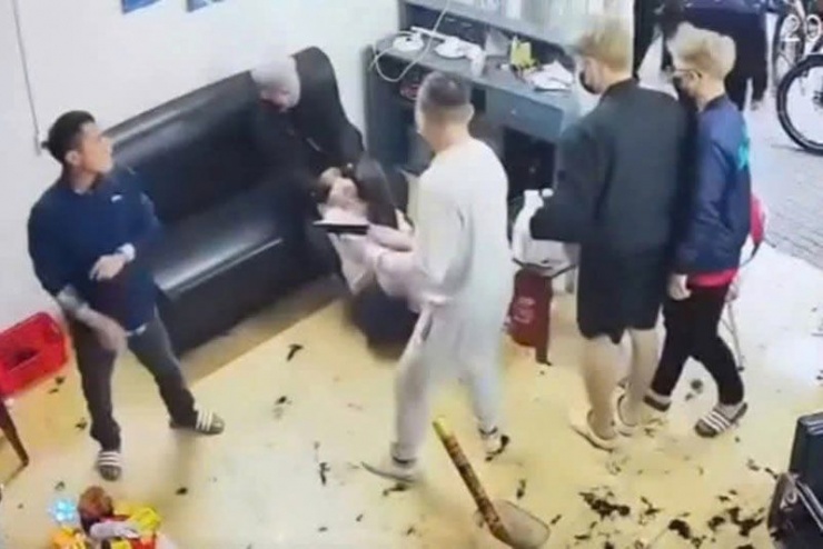 Hình ảnh nhóm đối tượng sử dụng hung khí đe doạ, đánh gây thương tích cho anh D.V.T.