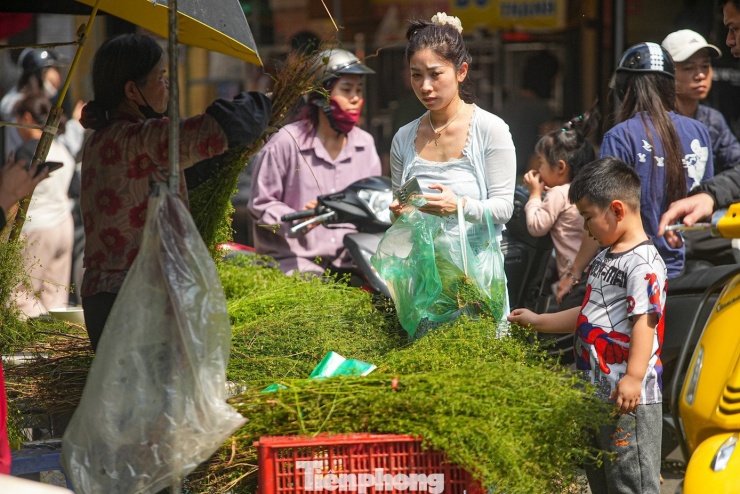 Người Hà Nội 'săn' mùi già về tắm gột rửa bụi trần, mong cầu may mắn - 2