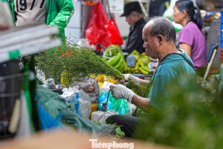 Lá mùi già luôn là mặt hàng bán chạy trong những ngày cuối năm.