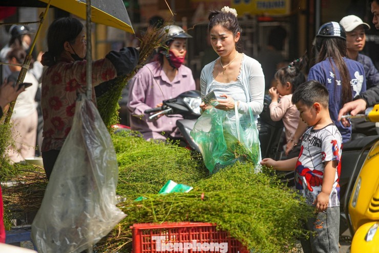 Người Hà Nội 'săn' mùi già về tắm gột rửa bụi trần, mong cầu may mắn