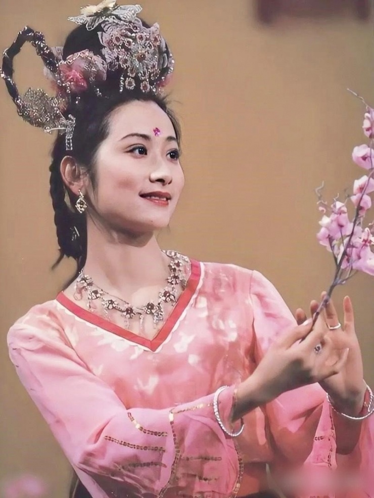 Điệu múa uyển chuyển của Vương Linh Hoa, kết hợp với giọng hát của Ngô Tĩnh tạo nên nhạc phẩm sống mãi với thời gian.